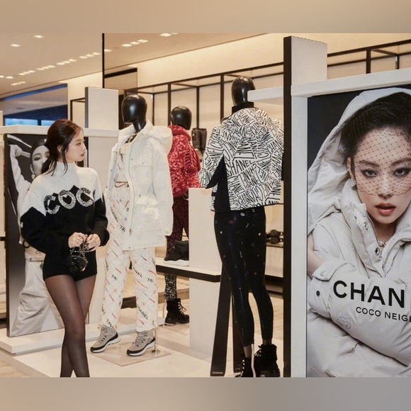 Chanel Coco beautiful Christmas sweater 😍 - Picture 15 of 16